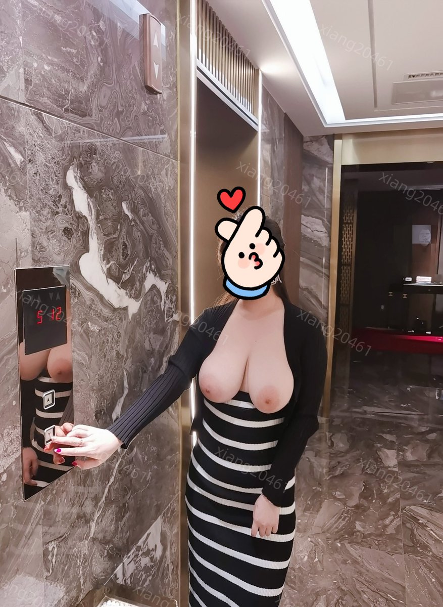 露双乳取外卖🥡  
外卖小哥看到此画面 会怎样呢？😜

投稿💌：
@RLWJ_kuking  @JWCJ_kuxs

#巨乳 #野外 #人妻 #反差婊 https://t.co/5PCWnP4zqw