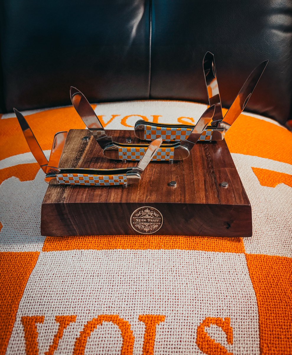 KBOriginals's tweet photo. Finally Complete! As a #TennesseeVols fan I’ve been trying to complete this particular set of Case Knives for years and years now! Go Vols! 🍊 https://t.co/C1iKwjVOo4