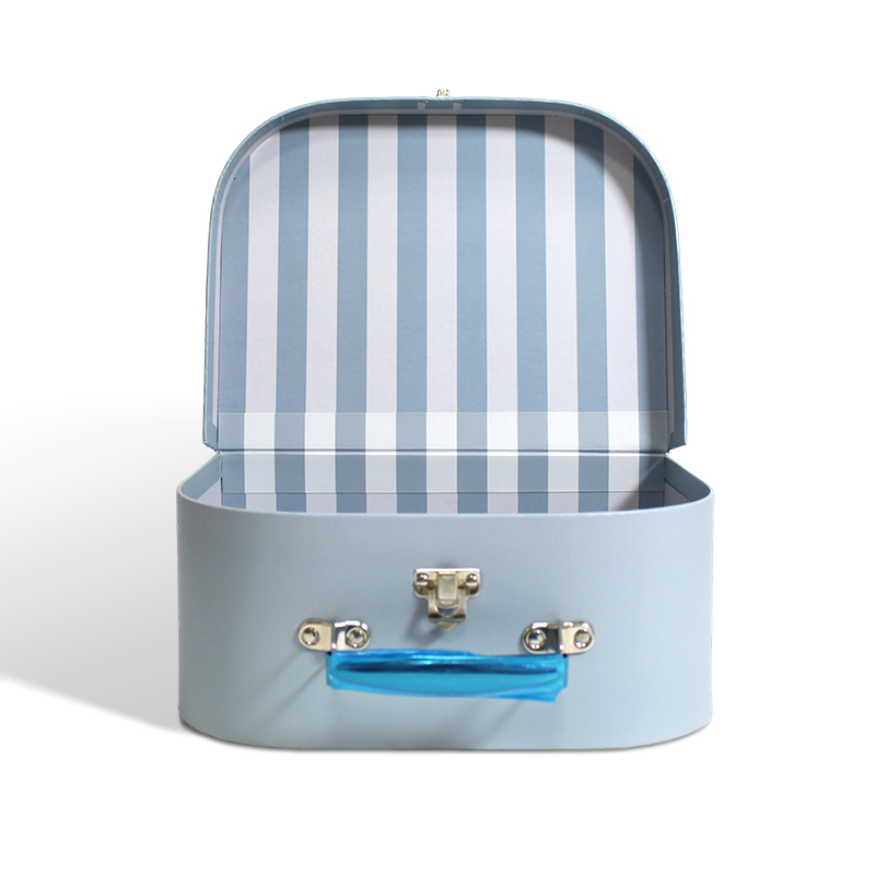 cfpackaging's tweet image. New Light Blue With Bear Print Paper Suitcase Gift Box
The overall design is a suitcase, which is easy to open and close.The handle is made of metal and is not easy to damage.The vertical stripes inside the box are cute and childish.🧸🩵
#giftbox #customizedpackaging #suitcasebox