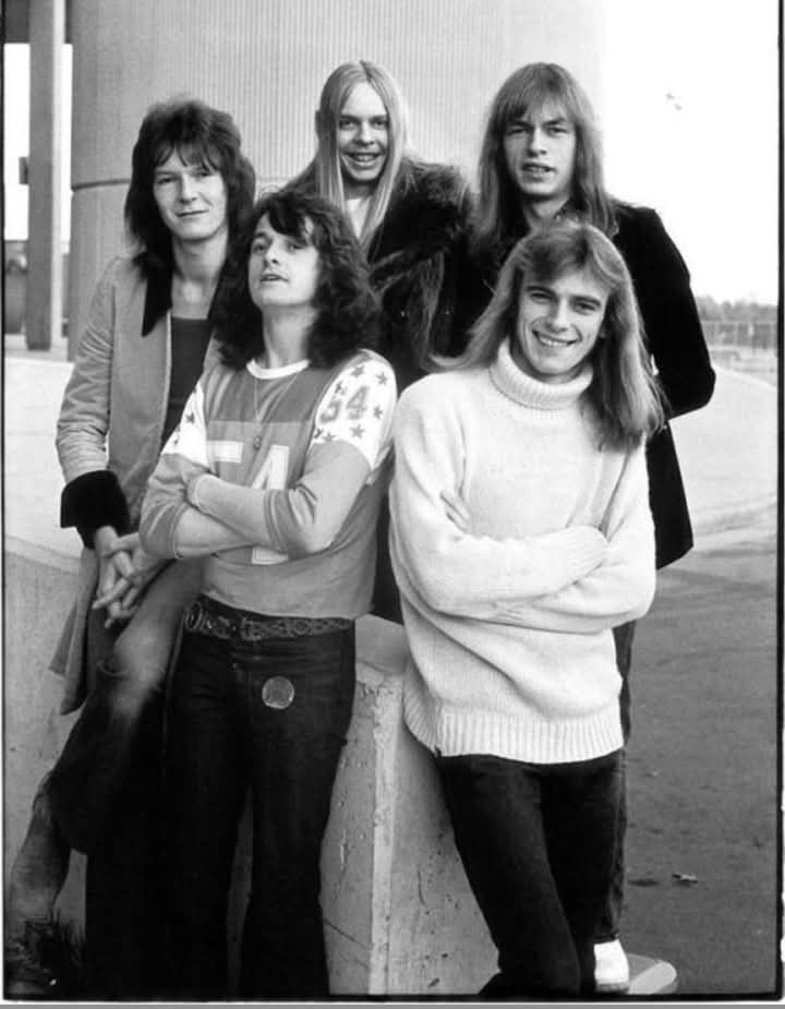 sonidoshisto's tweet photo. Una fotografía de antaño del grupo britanico de rock progresivo Yes.
De izquierda a derecha:
El desaparecido bajista Chris Squire, el vocalista Jon Anderson, el tecladista Rick Wakeman, el guitarrista Steve Howe y el desaparecido baterista Alan White. https://t.co/fzj9PGQBBu