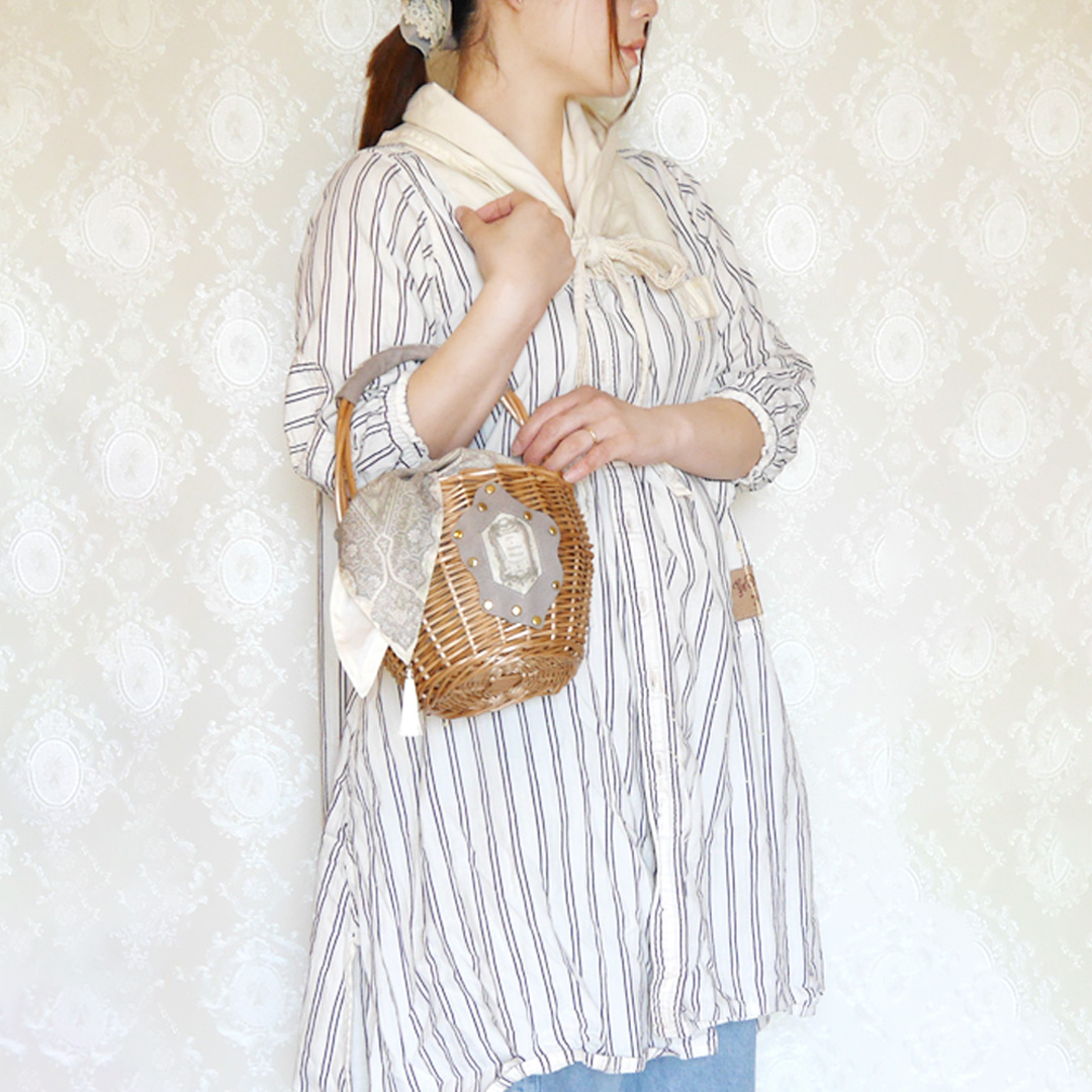 preer_antique's tweet photo. #グランマルシェ お品書き📢
バケツ型かごバック ¥19,800-
籐より太めの柳で編んだざっくりした雰囲気のかごに、オリジナル柄の生地で内袋・蓋を付けました。
1アイテムでコーディネートのポイントに出来るバックで
す✨
ぜひブースに現物を見にいらして下さいね♪
#GrandMarche
#昭和記念公園 https://t.co/HYWYEaTv9e