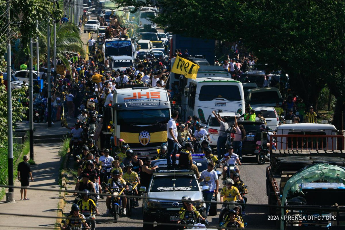 DvoTachira's tweet photo. 🤩 ¡Así vivimos el recorrido de los B1️⃣1️⃣CAMPEONES en su entrada tierras cordiales! 🤩

🥳 La emoción es indescriptible, cientos de personas nos acompañaron desde el aeropuerto Santo Domingo hasta el Obelisco 🥳

¡No lo van a entender, somos Sentimiento de Un Pueblo! 💛🖤 https://t.co/d35A17GSfc