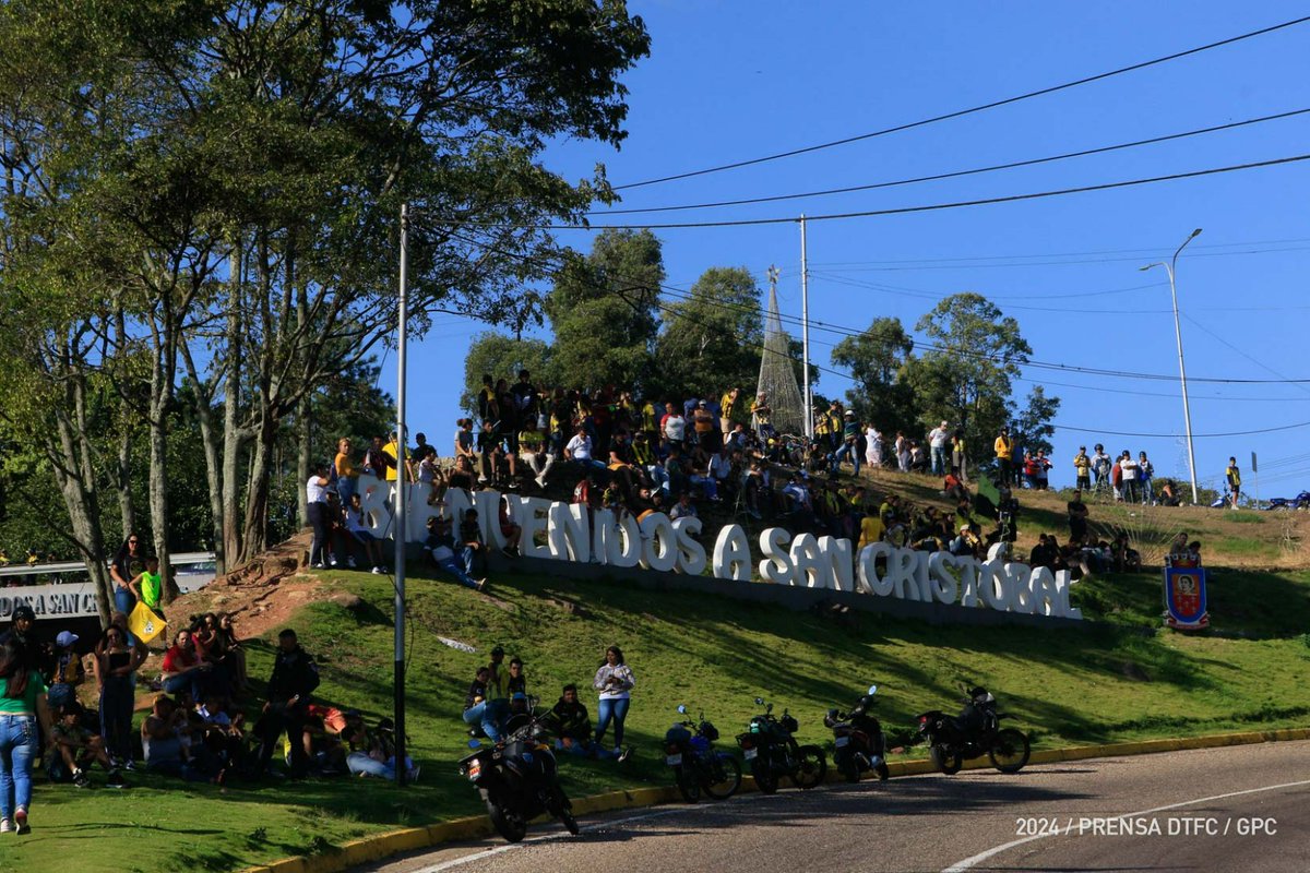DvoTachira's tweet photo. 🤩 ¡Así vivimos el recorrido de los B1️⃣1️⃣CAMPEONES en su entrada tierras cordiales! 🤩

🥳 La emoción es indescriptible, cientos de personas nos acompañaron desde el aeropuerto Santo Domingo hasta el Obelisco 🥳

¡No lo van a entender, somos Sentimiento de Un Pueblo! 💛🖤 https://t.co/d35A17GSfc