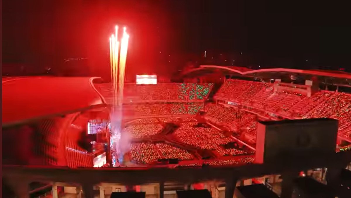 저희 경광봉은 슴콘의 불꽃놀이쇼에서 유일하게 살아남은 경광봉입니다