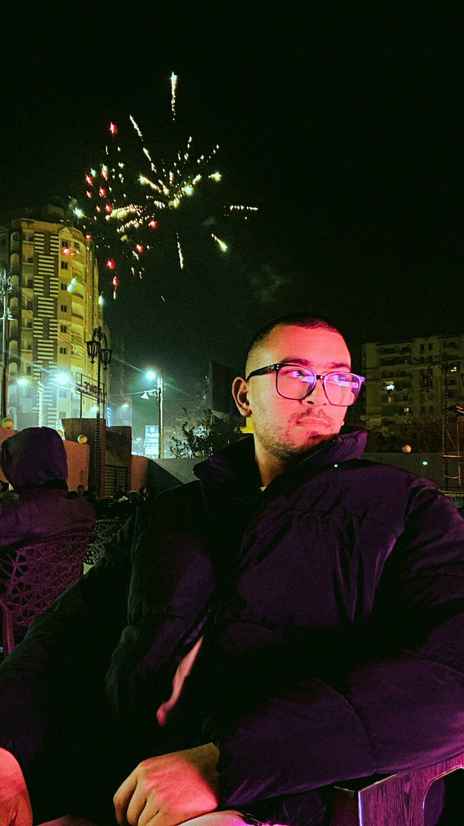 BlurryFaces___'s tweet photo. #NewProfilePic 🎆 https://t.co/ZHc40D0dSp