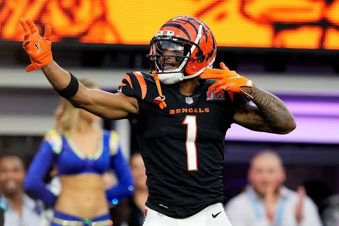FantasyHubs's tweet photo. TOP 5 BREAKOUT PLAYERS FOR MNF 🚀

Bengals @ Cowboys 

1. #Bengals Ja’Marr Chase 

2. #Bengals Chase Brown 

3. #Bengals Tee Higgins 

4. #Cowboys CeeDee Lamb

5. #Cowboys Rico Dowdle 

Who do you have starting tn??
#FantasyFootball #Fyp https://t.co/wbVT86XwJ3