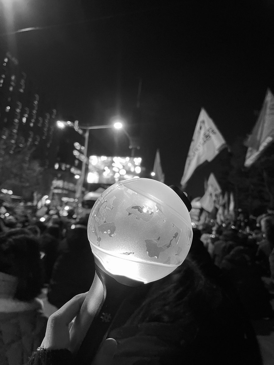 주위에 아미들 많았음
오랜만에 응원봉 꺼냄...🤨