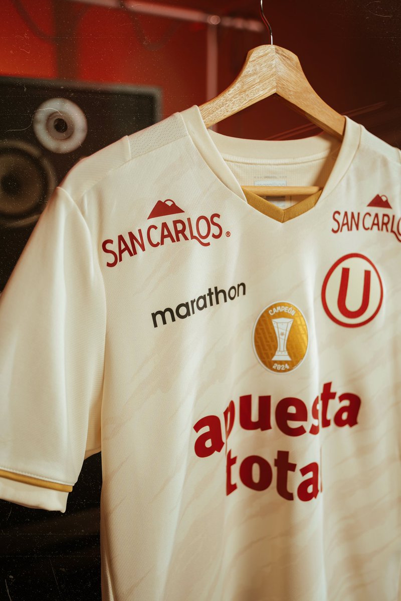 Gustavo_p4's tweet photo. La nueva camiseta de Universitario para el 2025. 
@MarathonPeru informa que se pondrá a la venta desde este 09 de diciembre en https://t.co/iXwvi7pgv7 (las entregas se
realizarán a partir del jueves 12 de diciembre) y de manera física en las tiendas a nivel nacional desde el jueves 12 de diciembre. 
Precios: 
➡️S/.229 la versión hombre adulto
➡️ S/.189 la versión mujer adulto
➡️ S/.169 la versión niños 
➡️ S/.149 versión infante