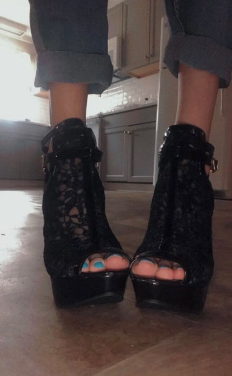 solelykaley's tweet photo. The only existing pics of my feet in heels 👠 https://t.co/60NGWClESv
