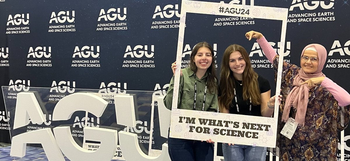 Phys_Fans's tweet photo. Enjoyin AGU with my favorite students! https://t.co/dZcT4wPpUd