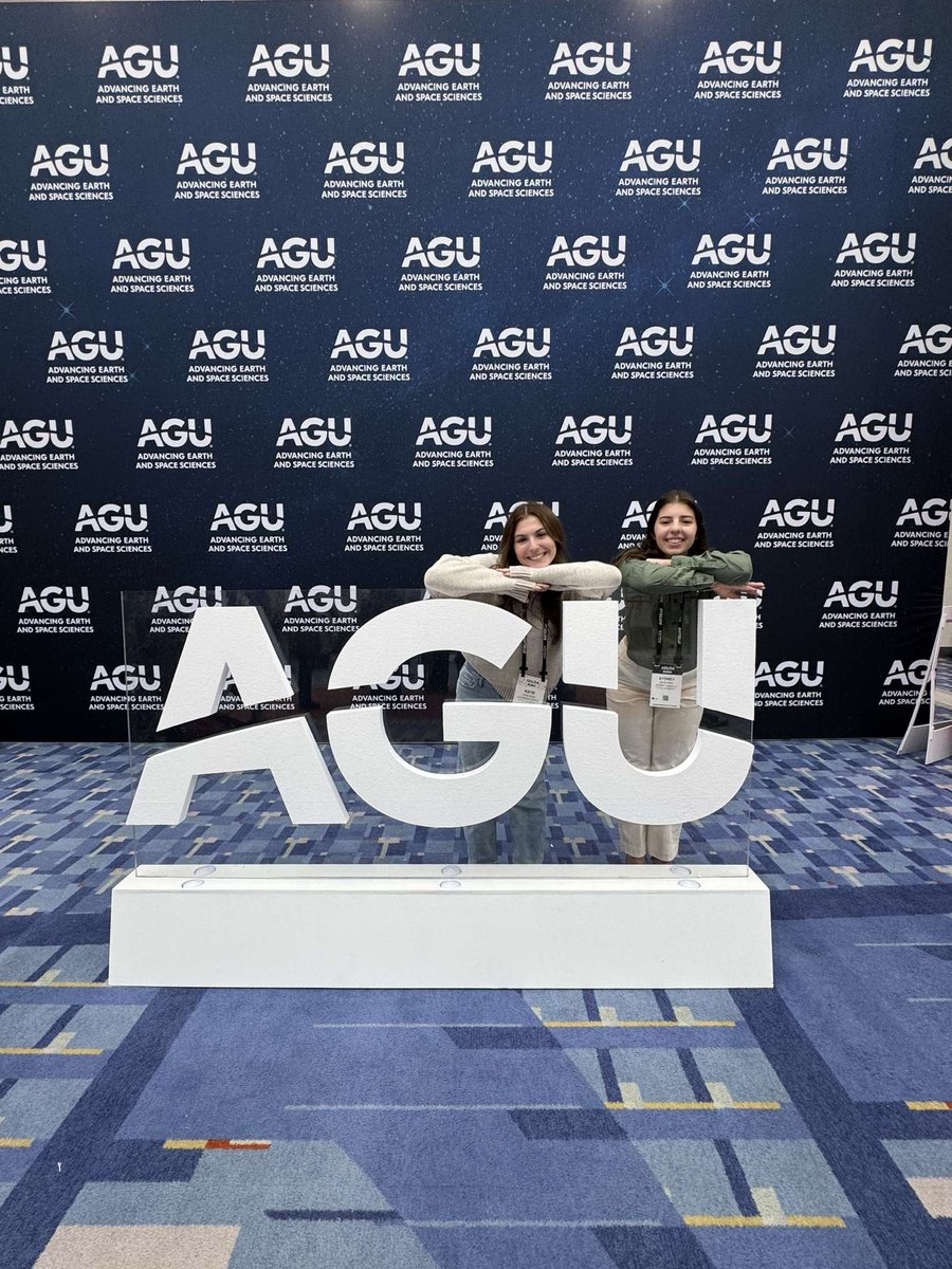 Phys_Fans's tweet photo. Enjoyin AGU with my favorite students! https://t.co/dZcT4wPpUd