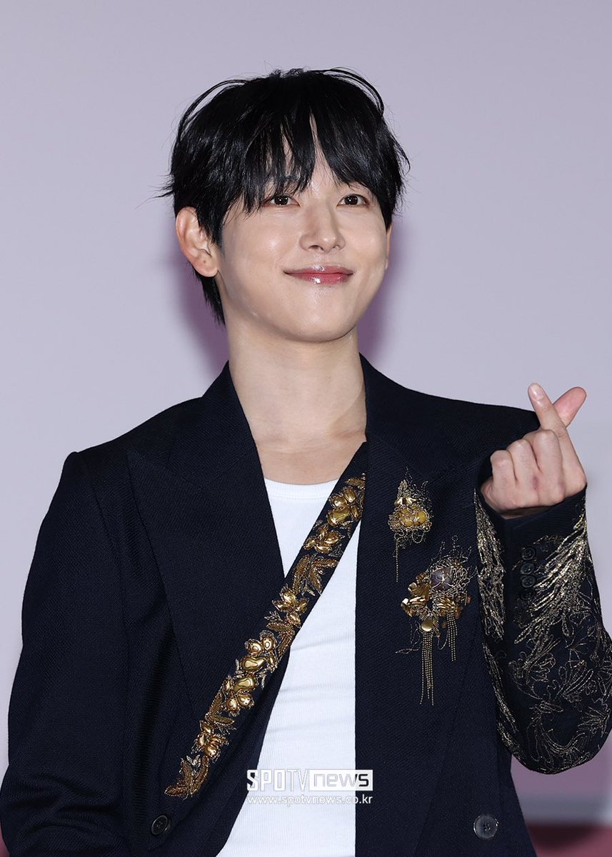 winterhyunbin's tweet photo. late to the party but damn it siwan, your fit is fire 🔥 https://t.co/DIXRqnBvSV