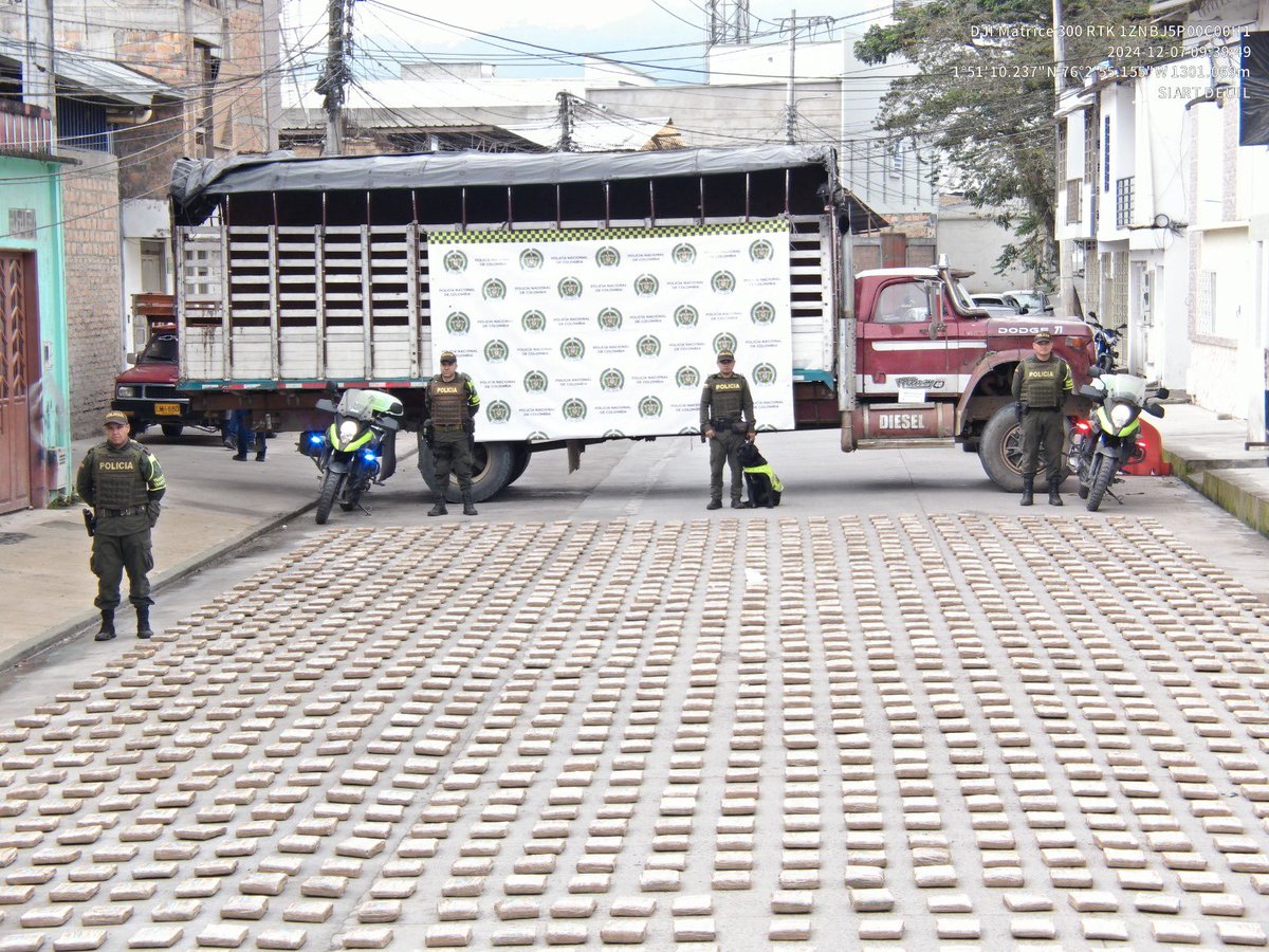 mindefensa's tweet photo. ¡Duro golpe al narcotráfico en el Huila!

Cayó un cargamento de 1.690 kilos de marihuana, avaluado en 1.600 millones de pesos, en Isnos. Con este resultado, los uniformados de @TransitoPolicia de @HuilaPolicia evitaron la comercialización de un millón 600 mil dosis, gracias al hallazgo de un compartimento en el piso de la carrocería de un tractocamión.

24 toneladas de este narcótico han sido incautadas en el Huila en lo corrido del año.
