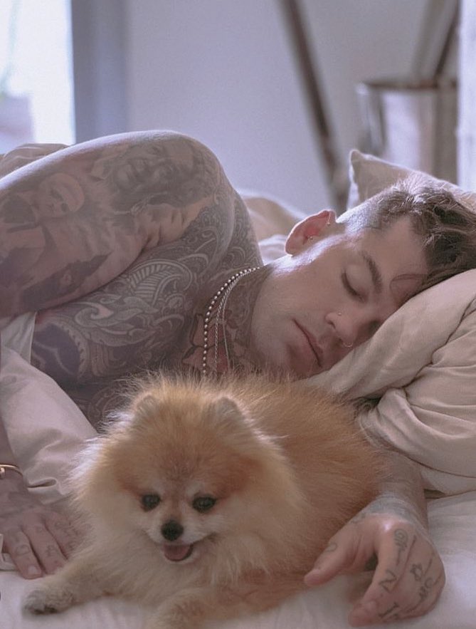 • Hᥱrᥲ tweet media