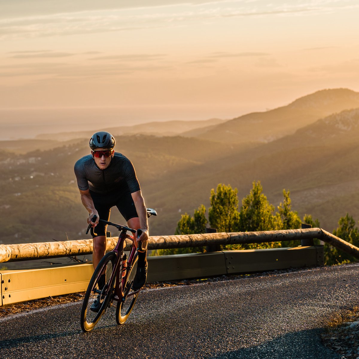 RideShimano's tweet image. Planning to escape someplace warm this winter? Don't forget to bring your bike. What's your favorite winter getaway? 🏝️