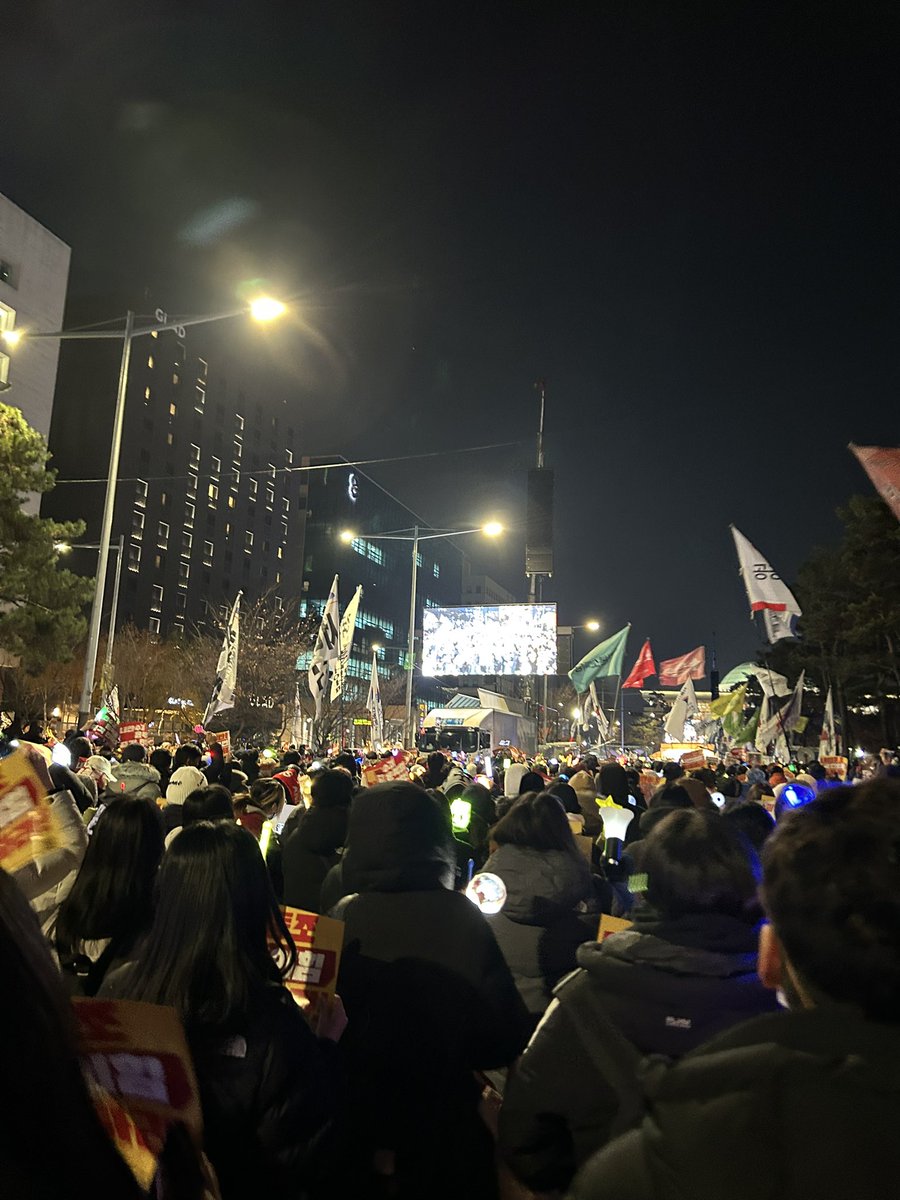어젯밤.. 응원봉이.. 죽었습니다.. 오늘도 늦게나마 동참하려 합니다. 우리 안전하게 연대해요🕯️🥹