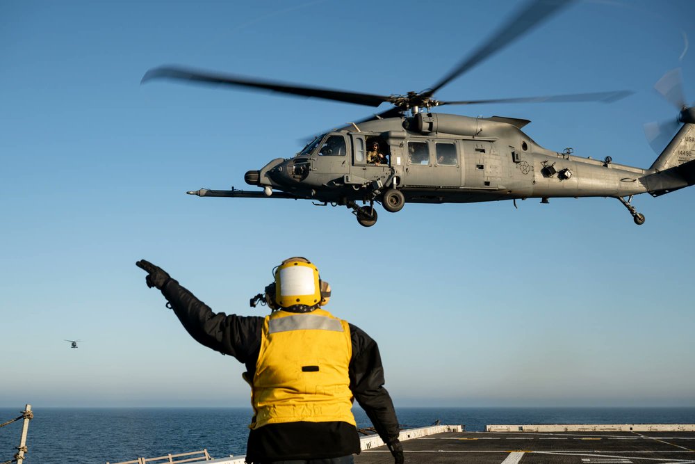 USPACOM's tweet photo. Ready, Set, Steel Knight! ๐
@USAirForce HH-60Ws land aboard @USS_Somerset during #SteelKnight24. This annual exercise spans along the coast of Southern California, allowing @1stMEF to train as a full Marine Air-Ground Task Force + enhance integration with joint + naval forces. https://t.co/LTrkIjkBz3