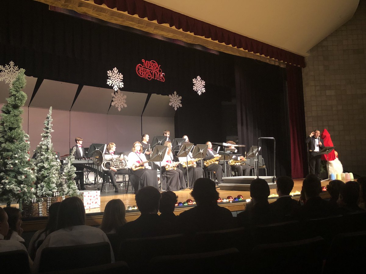edwardsclass108's tweet photo. Let’s go Band! Great job, Mr. and Mrs. Campbell and crew! #thebest #band #musicmatters #education #santapirates @RCHSBand1 https://t.co/LlpXqq7n8B