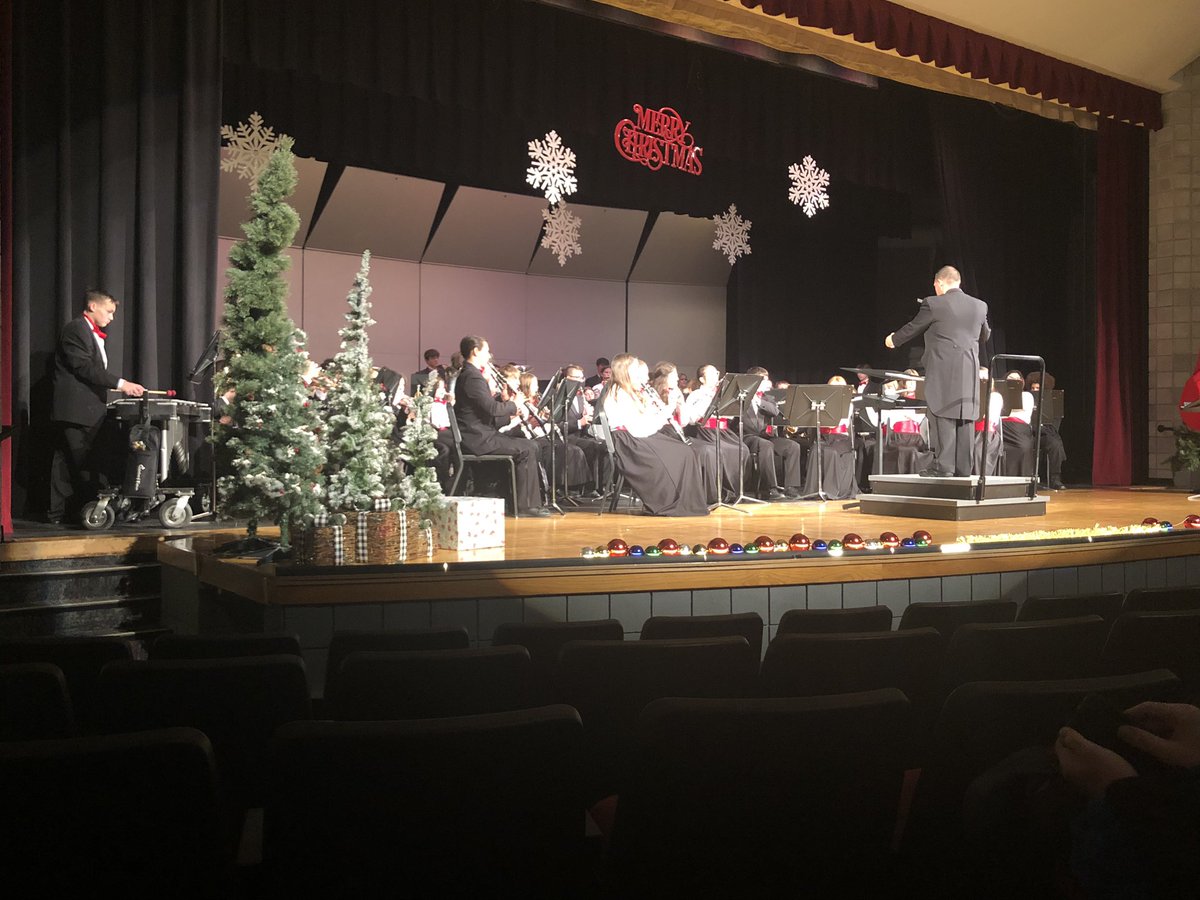 edwardsclass108's tweet photo. Let’s go Band! Great job, Mr. and Mrs. Campbell and crew! #thebest #band #musicmatters #education #santapirates @RCHSBand1 https://t.co/LlpXqq7n8B