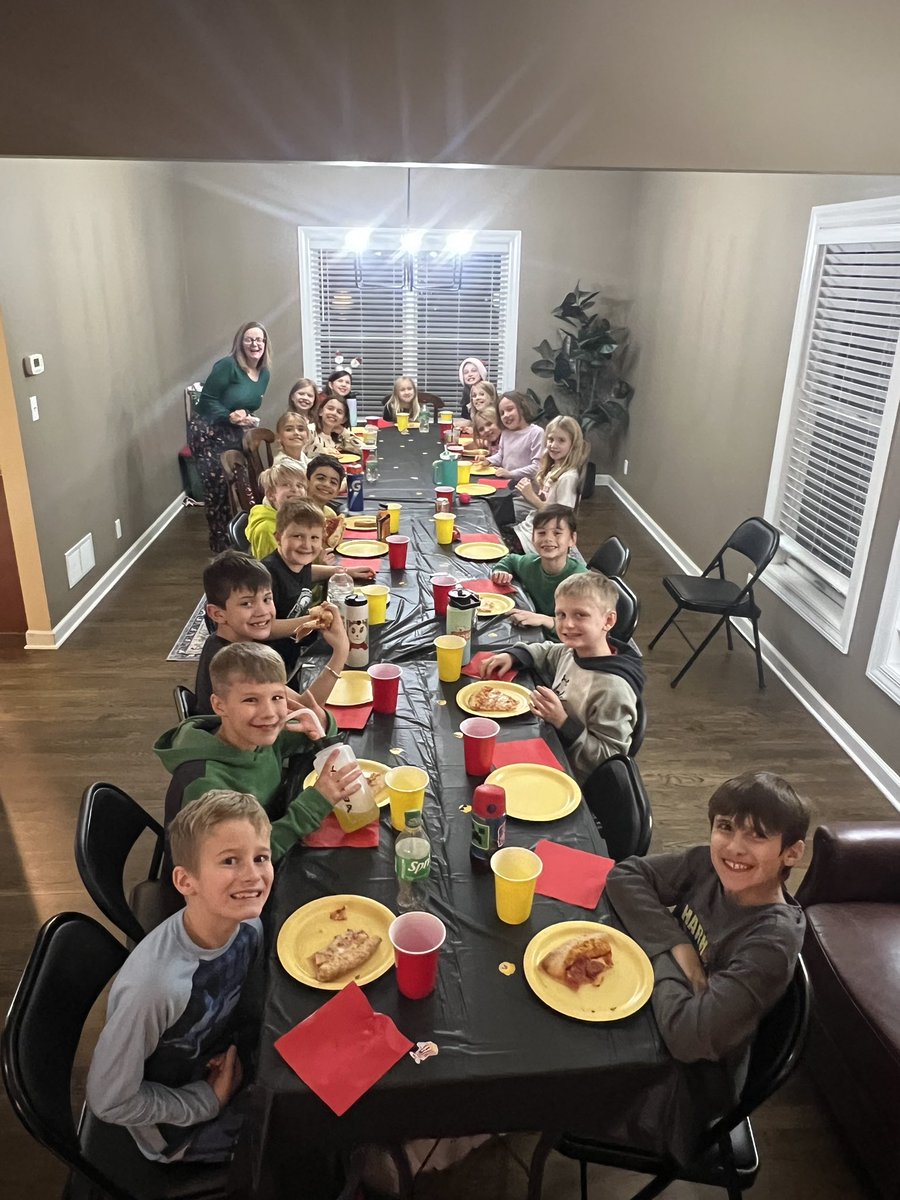 MrsBlaszynski's tweet photo. 3B Movie Ticket Night! Congrats to all students for passing their addition &amp; subtraction facts! We even had a surprise guest, Mrs. Ross and her daughter, who made us cupcakes! 🎥 🍿 Thank you to the Carey family for hosting us! ❤️ https://t.co/3Tg42pRLPO