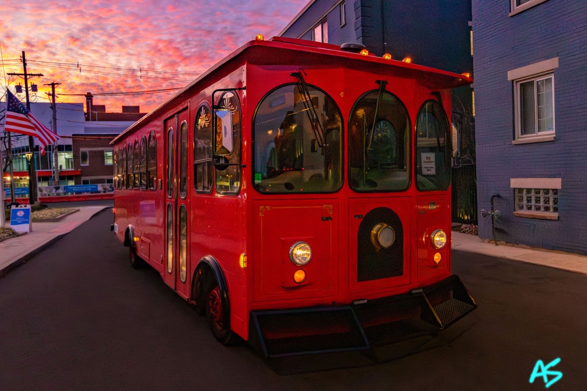 AndySpessard's tweet photo. All Aboard the Trolley Hop! It was a beautiful weekend for our downtown community to come together and celebrate the holiday season. Winter Fest, Yulide on Gay, Santa Claus, and so much more! Here is a small collection of things.Β πππππ #trolleyhop #happyholidays #downtown https://t.co/Z5LJcVPhwn