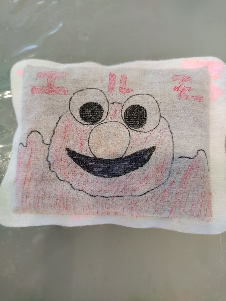 娘がカイロをデコってた。