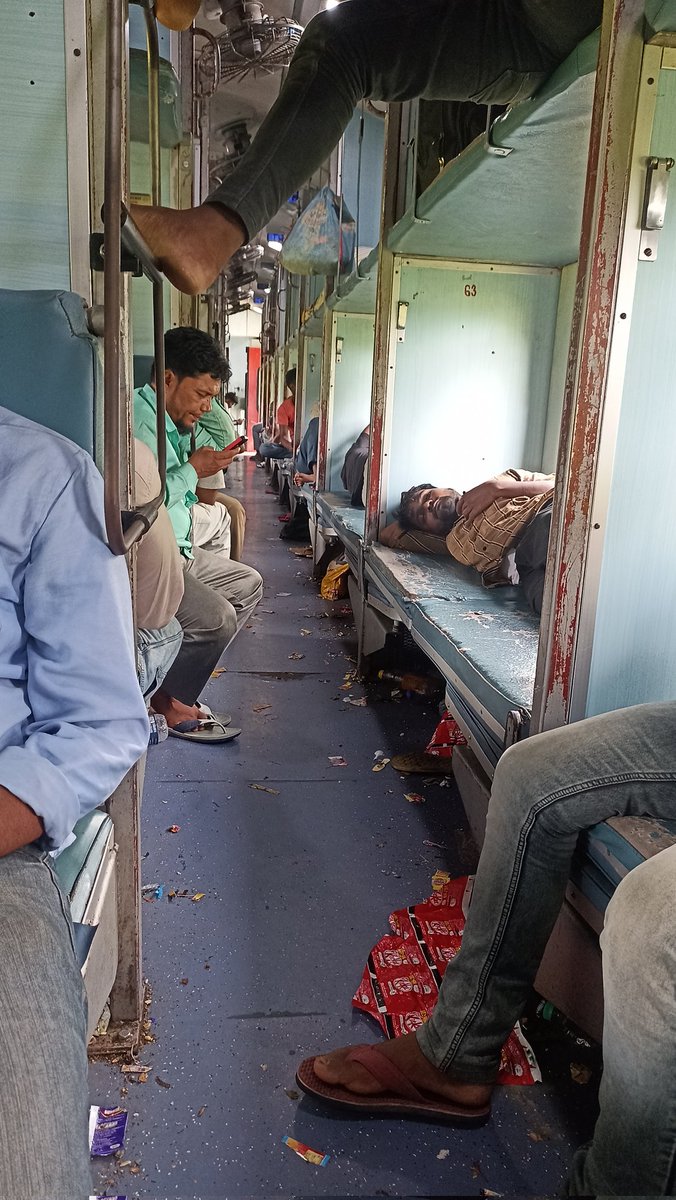 BadareeshM's tweet photo. It's unfortunate that cleanliness of trains like the Dhanbad-Alleppey Exp can sometimes fall short of expectations. Maintaining hygiene and cleanliness should be a priority to ensure passengers have a safe  &amp; comfortable journey
#indianrailway #IRCTC @IRCTCofficial @RailMinIndia https://t.co/AoG1DQ9olw