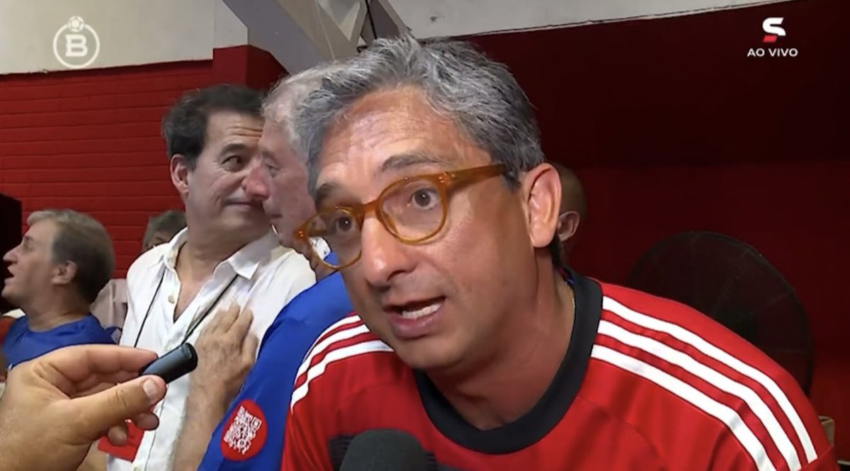futebol_info's tweet photo. "Os sócios do Flamengo escolheram por ampla maioria a sua nova diretoria porque nós apresentamos propostas, e as nossas propostas são de profissionalização de ponta a ponta. Não há mais espaço para amadorismo em lugar nenhum. As principais marcas que queremos deixar são: títulos e profissionalismo. O mundo do futebol se tornou uma grande atividade, as SAFs estão aí. A gente não vai virar SAF, mas a gente quer profissionalizar o Flamengo de ponta a ponta. Uma SAF nada mais é do que uma estrutura profissional de gestão, e nós faremos isso sem vender o clube."

🎙️ Flávio Willeman, novo vice-presidente do Flamengo.
📸 Reprodução/Sportv