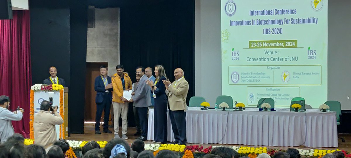 Dr. S. Karthik Reddy, Ph.D. (@karthikreddys3) on Twitter photo Iam happy to share that I have received best Presentation Award at <a href="/JNU_official_50/">Jawaharlal Nehru University (JNU)</a> for USING 🪴 exosomes as Sustainable DDS for Cancer Drug Delivery.
#exosomes #ievs #cancer Iam happy to share that I have received best Presentation Award at <a href="/JNU_official_50/">Jawaharlal Nehru University (JNU)</a> for USING 🪴 exosomes as Sustainable DDS for Cancer Drug Delivery.
#exosomes #ievs #cancer