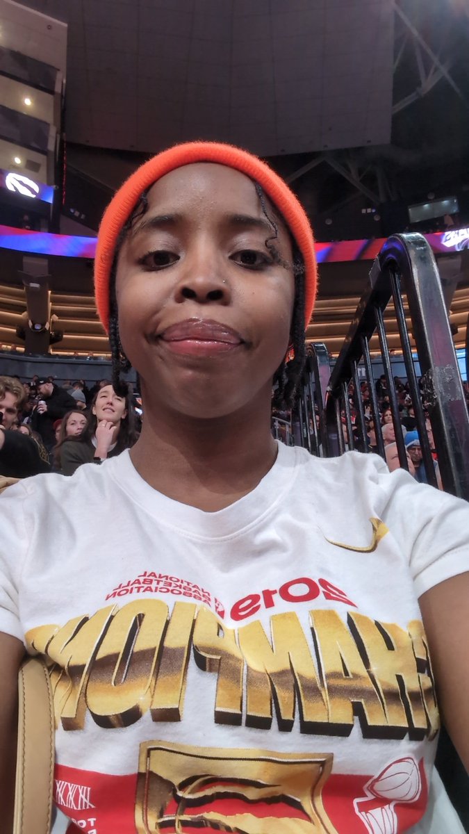 Her0fCanada's tweet image. Sometimes plans that fall through with miserable people including family bring for something better.

Our original seats were in the 600 level fanzone. Then through some blessings our tickets are now way closer.

Never sat this close in my life.

#torontoraptors