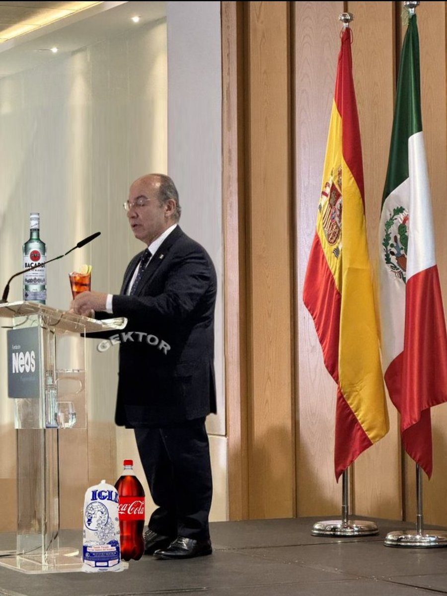 Claudia_ag's tweet photo. @JorgeArmandoR_ De @Mzavalagc se entiende el nerviosismo de esa ocurrencia estúpida, qué haría con su alcohólico marido @FelipeCalderon   si se prohibe el cacardi. https://t.co/9zLIuJ2jfd