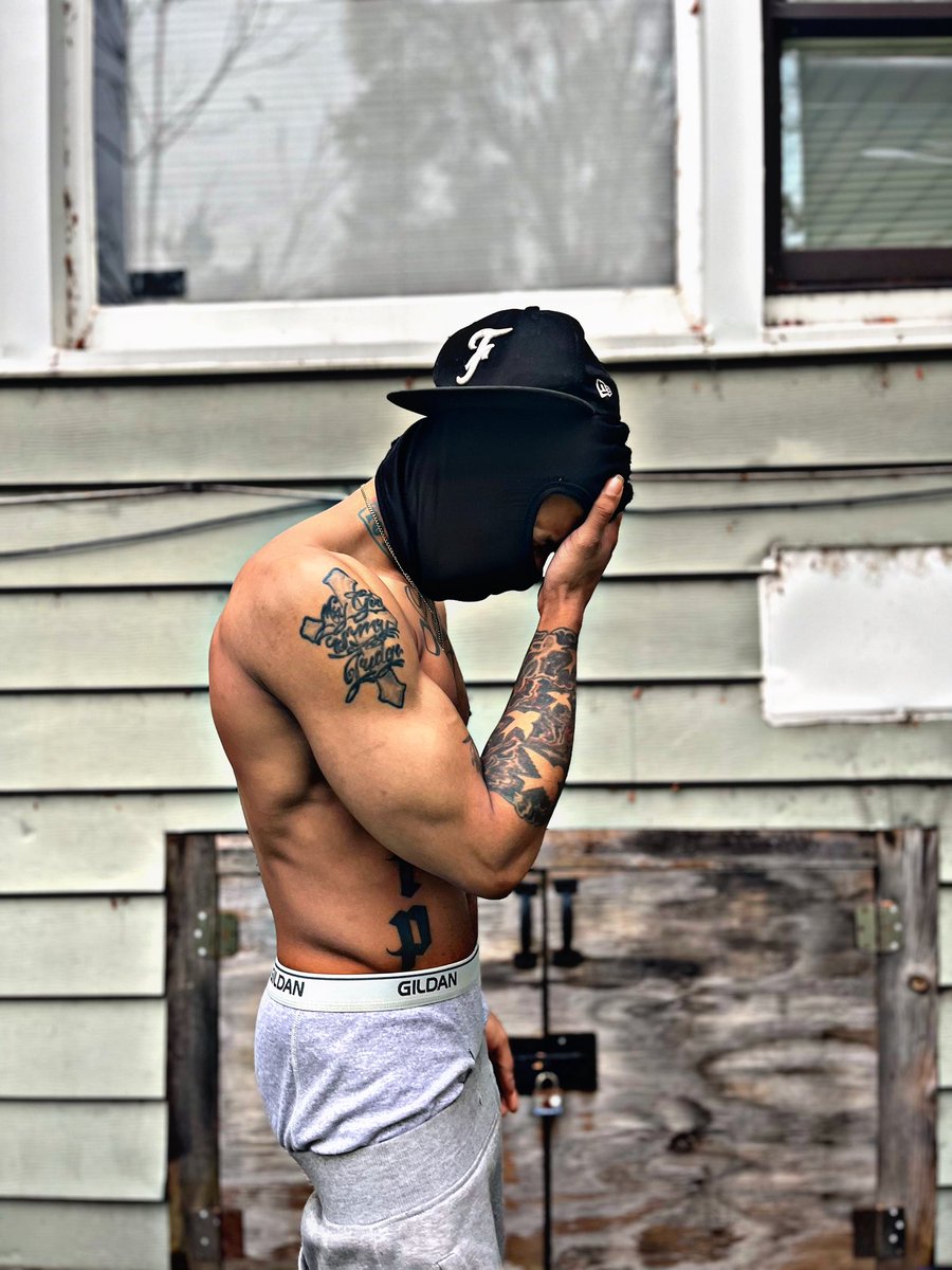 TheRealYoungDC's tweet photo. If the love ain’t Real 🖤 ion even want it🖕LINKiNBIO #FAKELOVE #RIPMOM #AWAYOUT #MentalHealth #onlyfans #artist #chicago #gym #flex #loner #nofriends #viral https://t.co/RcAMEpcwl1