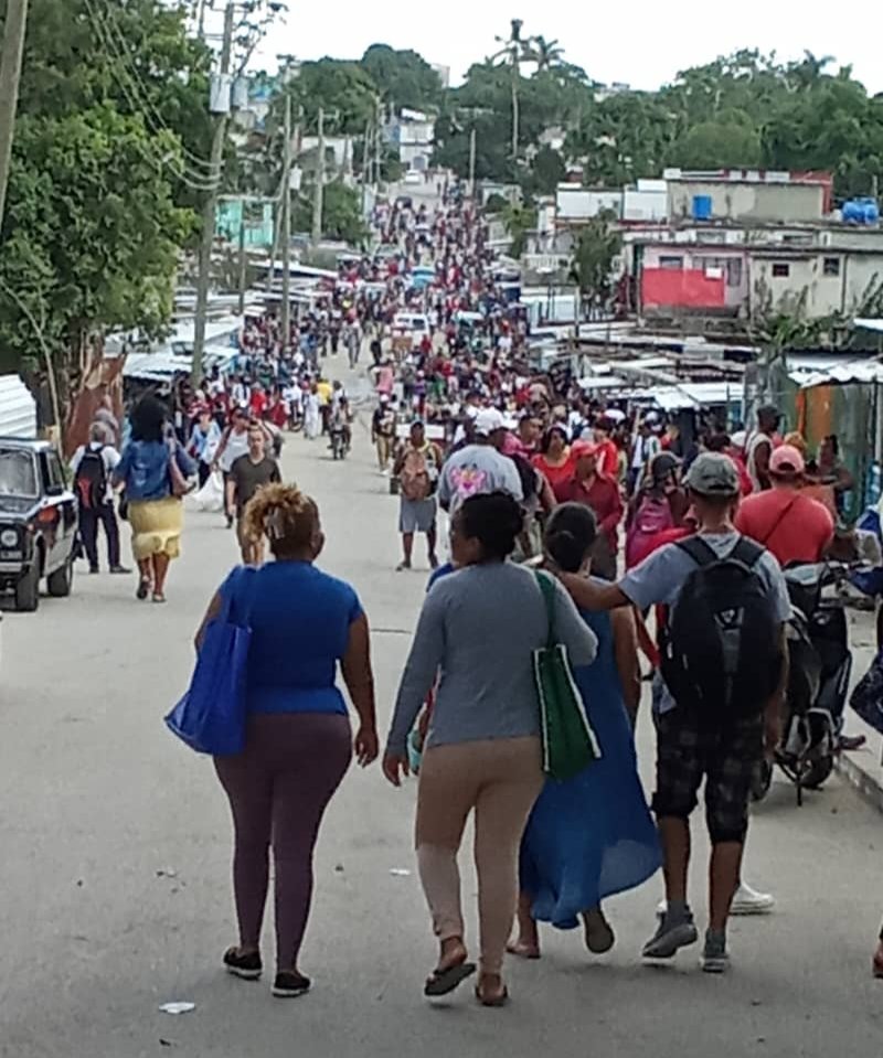 GHNordelo5's tweet photo. Feria comercial de La Güinera, un día cualquiera. #Cuba #CDRCuba #SomosDelBarrio https://t.co/x3BwddHoIT
