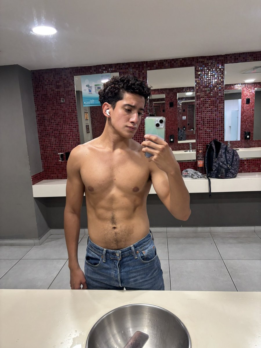 danyucanr's tweet photo. por siempre siendo Team calor 🔥 #gay #hot #gym https://t.co/hybZ1kXNvc