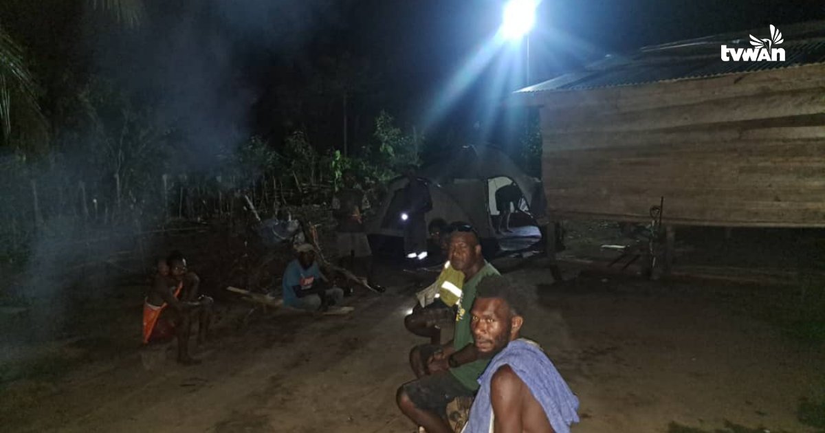 tvwanonline's tweet image. #Community Zinimp villagers, in Morobe’s Lower Watut, for the first time have a solar light that will brighten their village at night.

Read more: tvwan.com.pg/news/2514

#SolarLight #ZinimpVillage #MorobeProvince #PapuaNewGuinea #TVWANNews