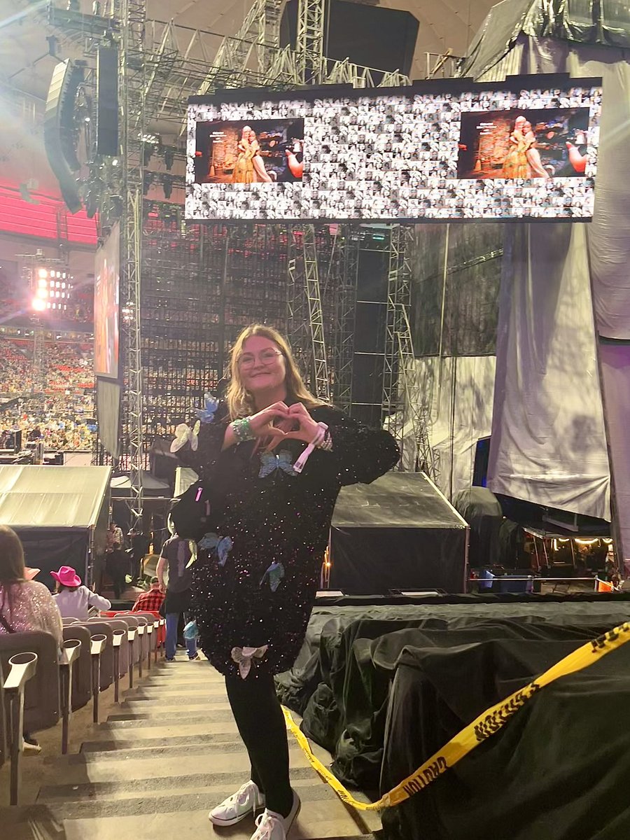 alexschererxo's tweet photo. Behind the stage section aka the VIBES section 🫶🏻 I had the night of my life trading friendship bracelets with you, section 229 N2 🥹👋🏻 #IGoBackToDecemberAllTheTime #TSVancouverTheErasTour @taylornation13 https://t.co/iQPto3piLh