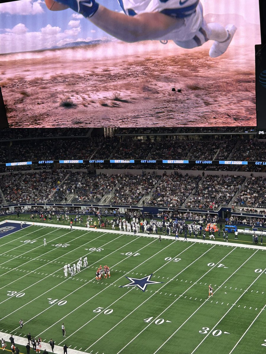 NotPost_Malone's tweet photo. MNF Shenanigans https://t.co/prI4LNUIaA
