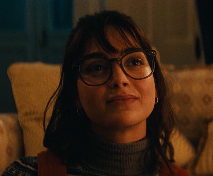 Cash12X's tweet photo. Laura Franco in glasses >>> https://t.co/nCbeQgsXQE