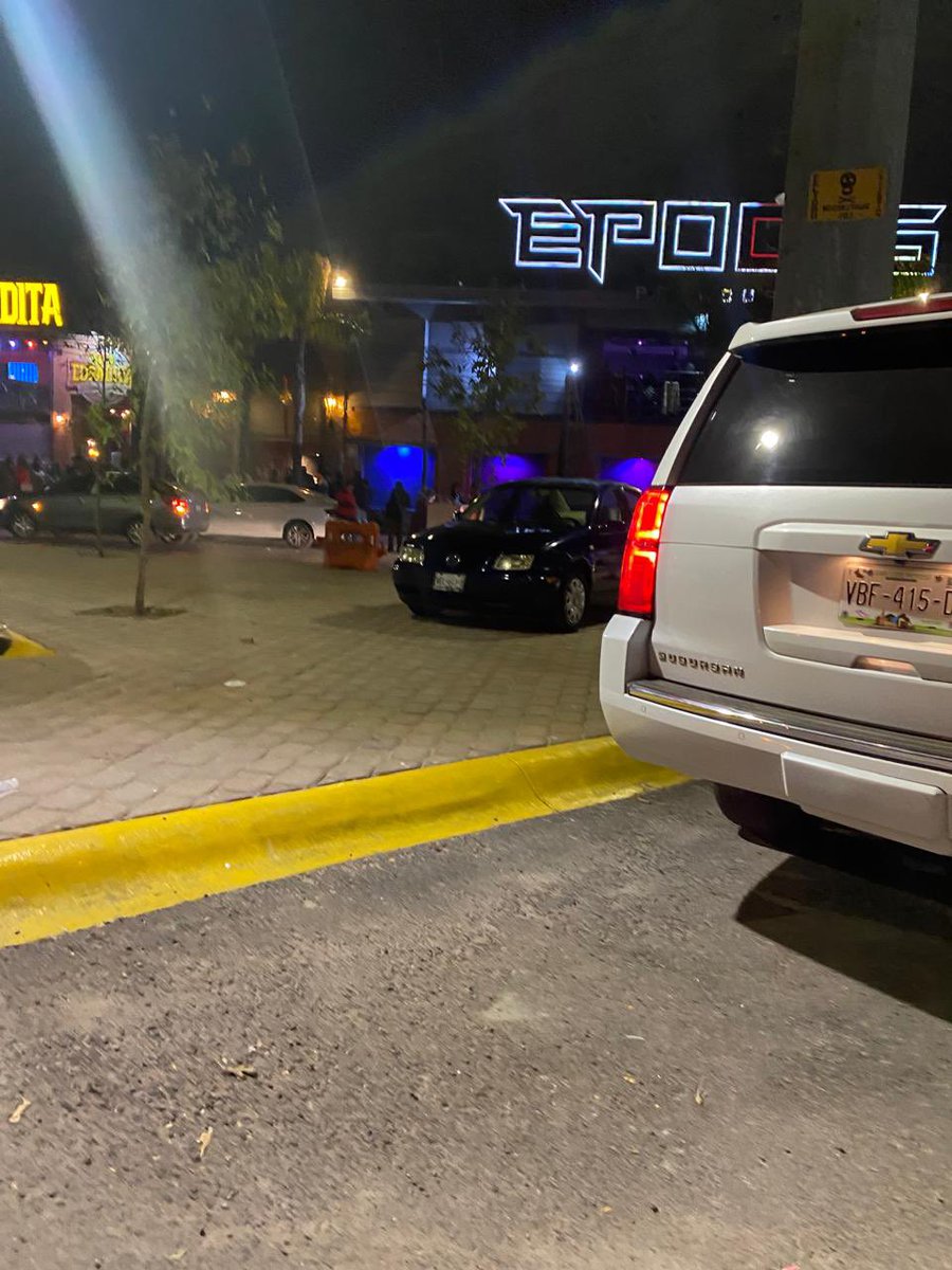 mealquilo's tweet photo. Camellones de #CordilleraHimalaya, el estacionamiento de los antros. Ni una patrulla en la zona. Ruido excesivo. Horario prolongado más de 4 am. Los coches arriba del camellón. @ComercioMpalSLP @ServMpalSLP ausentes. Vecinos solicitamos intervención del alcalde @EF_Galindo https://t.co/8UvEc4ouwU