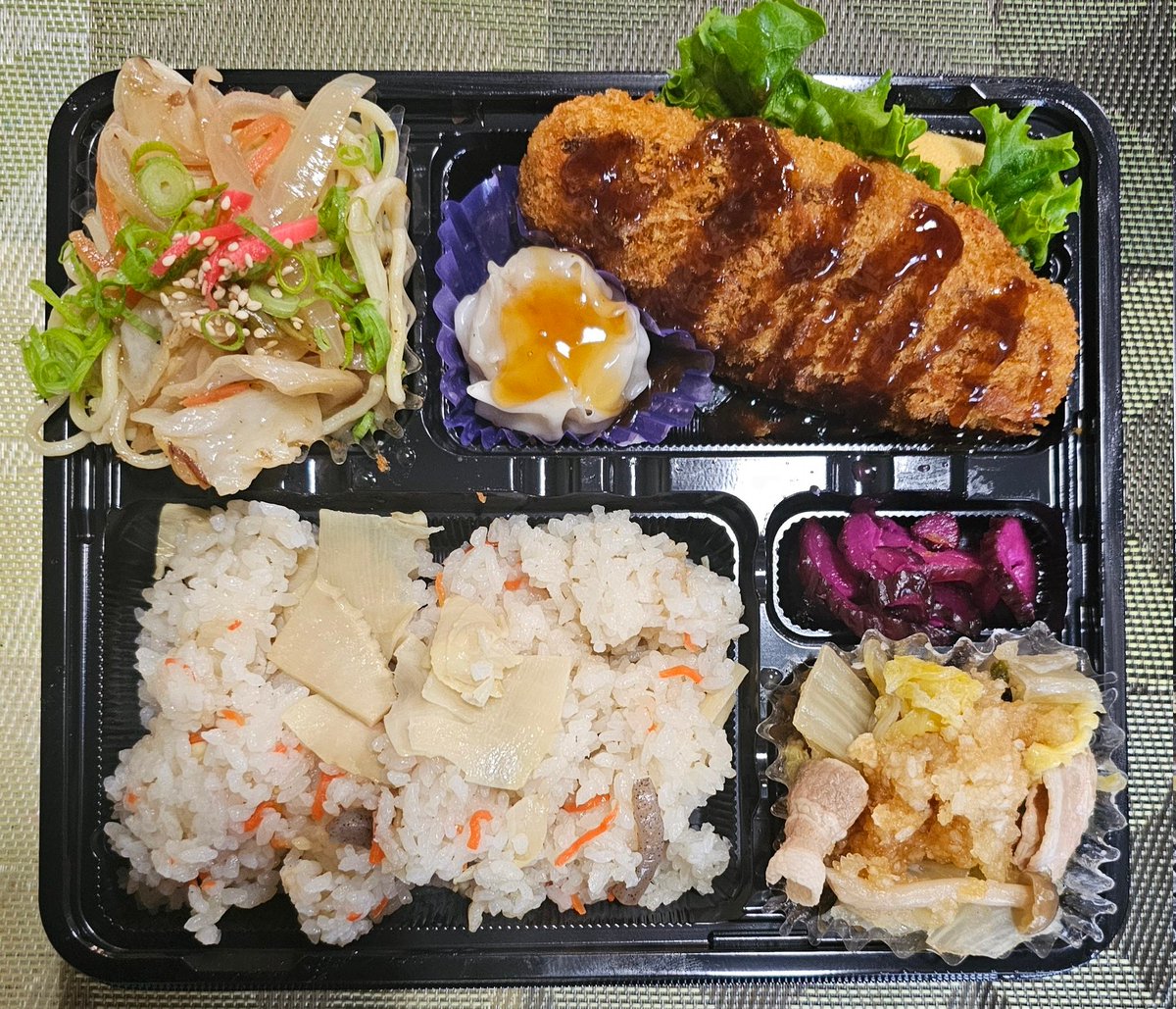 nb_tamashima's tweet photo. おはようございます☺️

本日の日替わり弁当(税込620円)は

・お肉ぎっしりメンチカツ
・塩焼きそば
・海鮮ジャンボ焼売
・豚と白菜の染め下ろし
・玉子焼き
・お漬け物

変わりご飯は炊き込みです☘️

お肉ぎっしりメンチカツ
お箸でサクッといけますよ😉

本日も皆様のご来店
お待ちいたしております✨ https://t.co/evsJ0Llwsx