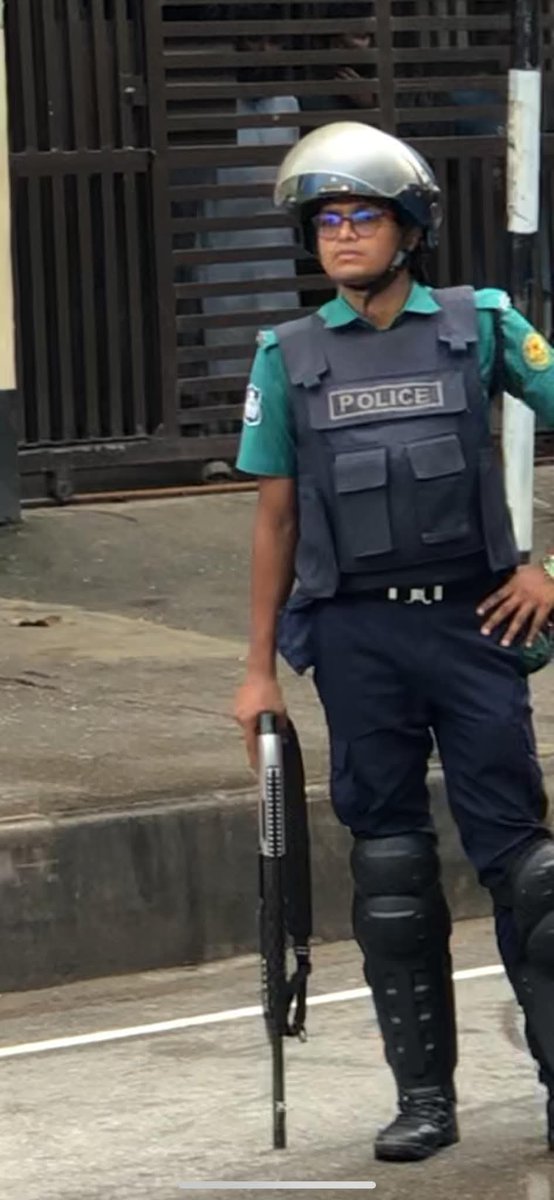 revolt_71's tweet photo. ১৯শে জুলাই জুমার খুতবা চলাকালে পুলিশ যখন গু*লি চালাচ্ছিল, এই ছেলেটা সামনে এগিয়ে যায় কথা বলতে, যাতে কিছুক্ষণের জন্য হলেও সংঘর্ষ বন্ধ থাকে। আমরা কয়েকজন তখন আজমপুর কাচাবাজার মসজিদের দেয়াল ধরে ইট হাতে দাঁড়িয়ে দেখছি সব।

সবাইকে অবাক করে দিয়ে হাসিমাখা ছেলেটার সামনে এসেই তারা কোমড়ে বন্দুক ঠেকিয়ে সবার সামনে গু*লি করে দেয়। খুব সম্ভব��� পেটের ডানপাশ থেকে নাড়ি*ভুঁড়ি বের হয়ে আসলে সে নিজের এক হাত দিয়ে তা চেপে ধরে ঐখানেই পড়ে যায়।

খোঁজ নিয়ে জানতে পারি ছেলেটার নাম রাতুল, নওয়াব হাবিবুল্লাহর ছাত্র। এ যাত্রায় বেঁচে ফিরলেও চিকিৎসার অভাবে বেডে পড়ে কাতরাচ্ছে। উত্তরা ক্রিসেন্ট থেকে সিএমএইচ, পরিপূর্ণ চিকিৎসা কো��াও পায়নি।
ঘাতক পুলিশেরও কিছু ছবি পেয়েছি যা এই পোস্টে সংযুক্ত করে দিচ্ছি।

গু*লি চলার পড়ে মসজিদের মিম্বার থেকে খুতবায় ইমাম সাহেবের ঘোষনা আসে, "যারা বাইরে গু*লি চালাচ্ছেন, তাদের জন্য আমি জাহান্নামের সুসংবাদ দিচ্ছি"
শুধু আখেরাতে নয়, দুনিয়াতেও আমরা এদের জীবন জাহান্নাম বানায় দিতে চাই। 

ছবির পুলিশ সদস্যদের চিনে থাকলে আমাদের জানান

Arifin Rafi