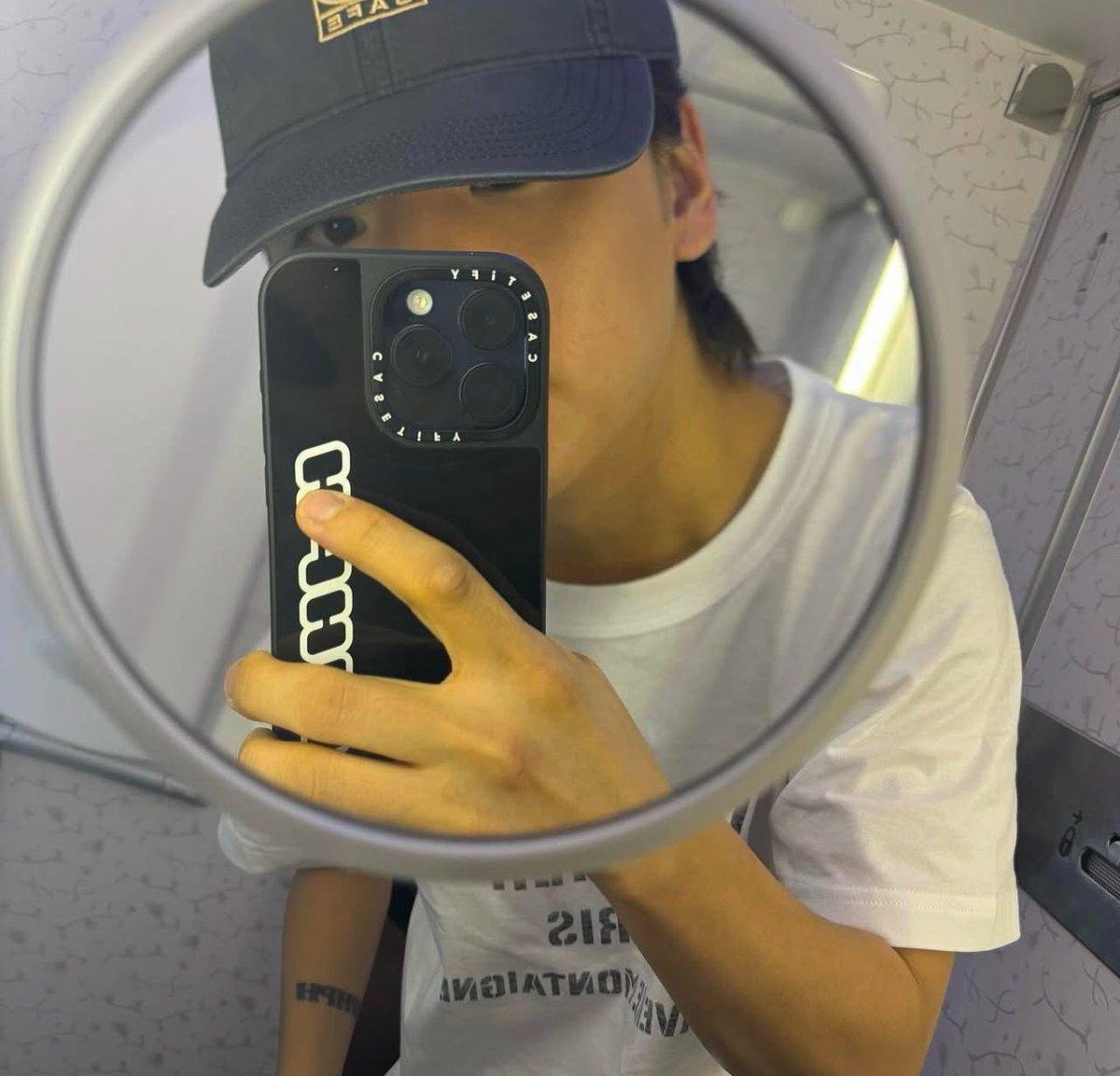 Mirror selfie 🪞

#이션 #이창윤 #온앤오프 #ETION #E_TION #LEECHANGYUN #ONF