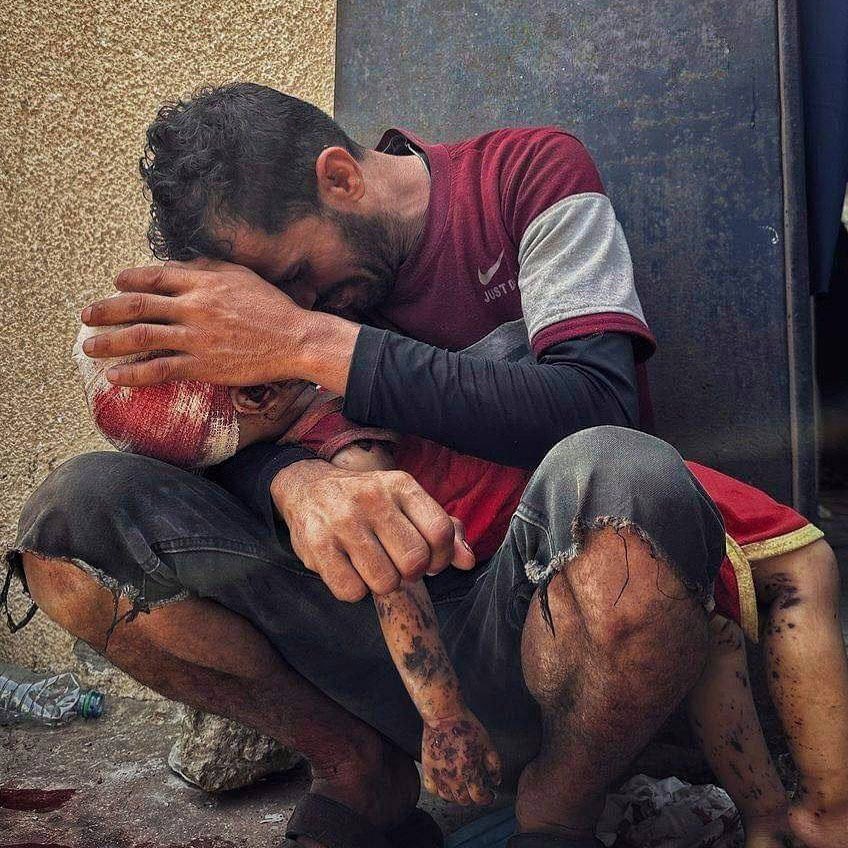 sahabatalaqsha's tweet photo. Seorang ayah memeluk anaknya yang syahid dalam pengeboman penjajah di Jalur Gaza.

@qudsn
@sahabatalaqsha https://t.co/lEMVPRKYsy
