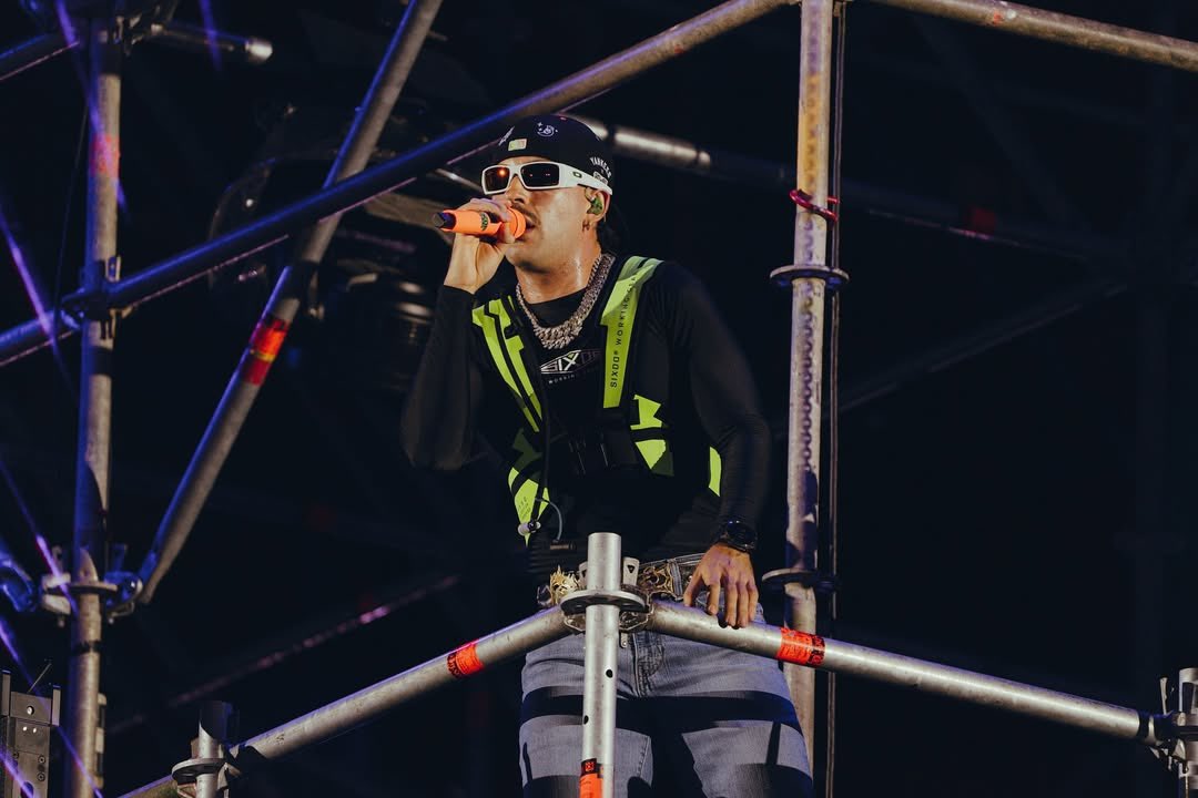 Billboard estima que al rededor de 70,000 personas asistieron cada noche al Ferxxocalipsis en el Estadio Atanasio Girardot de Medellín, sumando más de 210,000 personas en las tres fechas. Feid se convierte en el primer artista solista en lograrlo. 🇨🇴