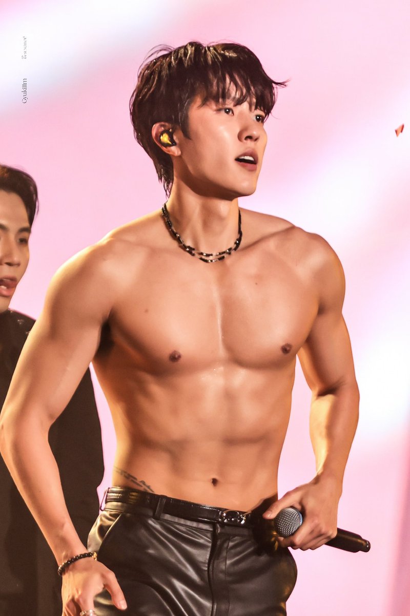 gyuki11m's tweet photo. 241208 리미티드에디션 막콘

이 오빠 땜에 아직 정신 못차리고 있어요😵😵

#인피니트 #INFINITE 
#이성열 #성열 #LEESUNGYEOL 
#LIMITED_EDITION https://t.co/RvMhFbFCKC