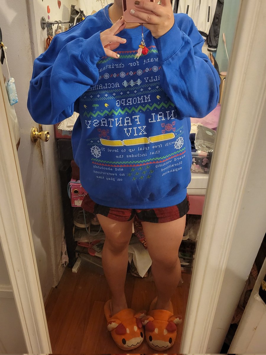 My collab sweatshirt with <a href="/goopy_toots/">Goopy Toots</a> came and I'm about to straight up live in this thing this entire month 

You can get your own here : etsy.com/shop/threadmag… !! 🙏

(And yes those ARE gbf vyrn slippers)