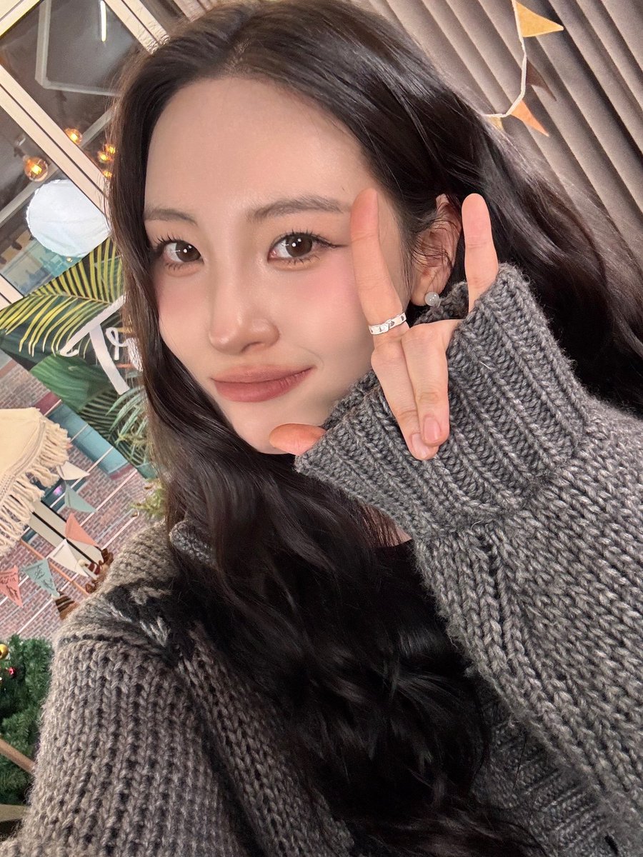TTstudio_'s tweet photo. 선미💜데뷔 18년만에 첫 열애설!
커플링 상대의 주인공은...누구?🐶

최애에게 플러팅하는 쯔뭉이가 보고싶다면?
🔜내일(12/18) 오후 7시 🏕️최애캠핑

#SUNMI #TWICE #TZUYU 
#선미 #트와이스 #쯔위
#STRATEGY 💗 #최애캠핑

@official_sunmi_ @JYPETWICE https://t.co/Zy689o22GF