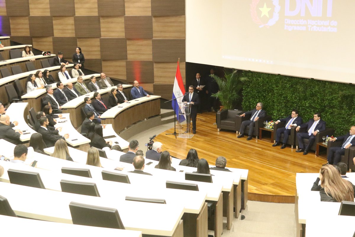 🎉 ¡Celebramos estos logros después de un proceso académico arduo y riguroso! 💪📚

“El conocimiento adquirido es una herramienta poderosa, pero la curiosidad debe ser siempre un aliado clave en el camino hacia el crecimiento.” 💡🔑

👉<a href="/OscarLlamosas/">Oscar Llamosas</a>, director general del ISEF 👨‍🏫