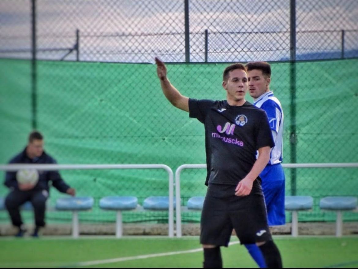 LosleonesPZB's tweet photo. Aún no nos lo creemos. Así te vamos a recordar siempre. Riéndote. De bromas. Jugando al fútbol. Indomable. 

Nos dejas hundidos, Miguel. 

Te vamos a echar siempre de menos.

🖤 https://t.co/88WOxIdg7B