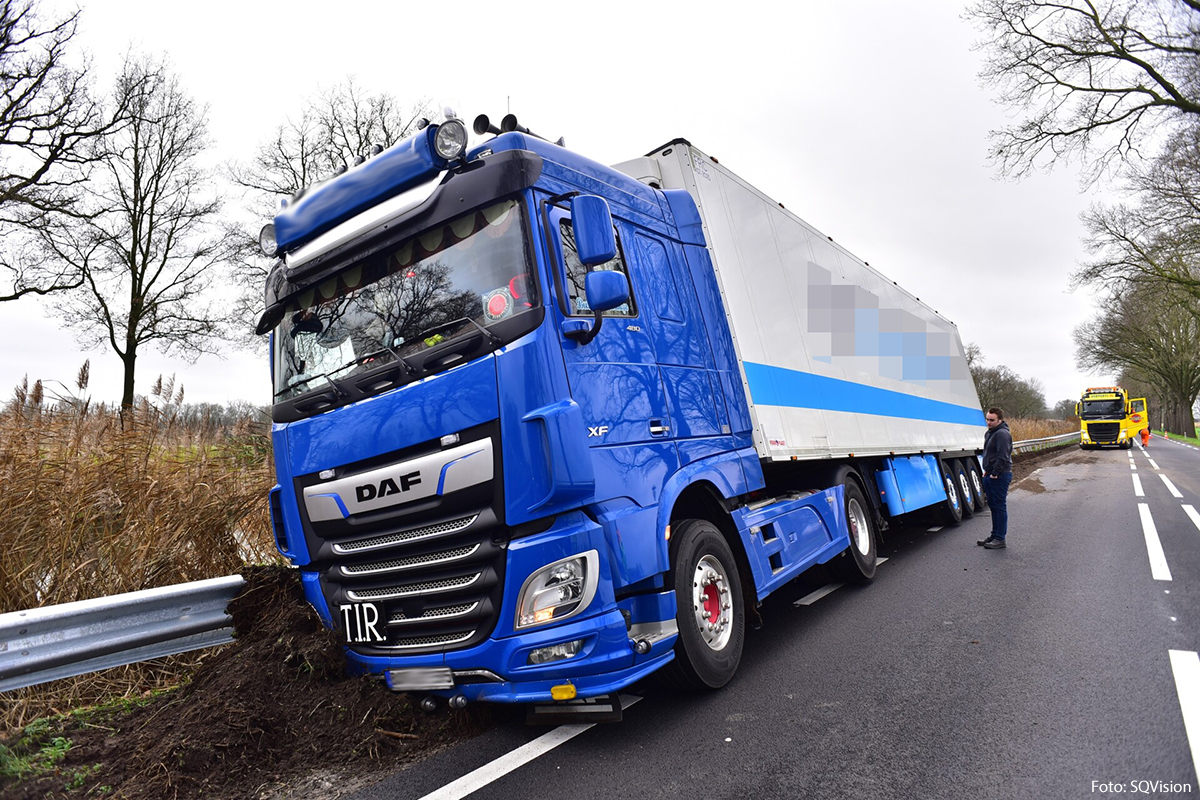 Vrachtwagen in vangrail op N275 bij Ospel